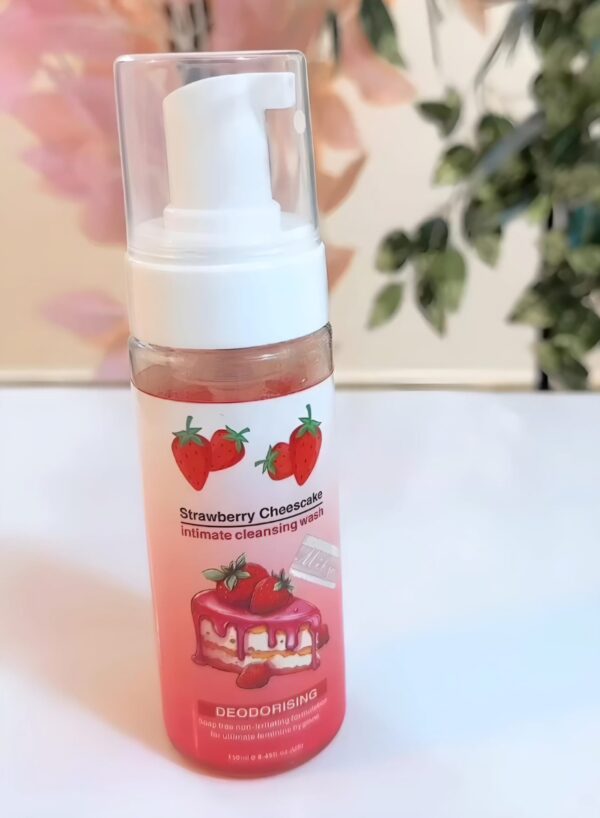 ⁦غسول فوم التشيز كيك للبكيني - Strawberry Cheesecake Intimate Cleansing Wash⁩ - الصورة ⁦2⁩